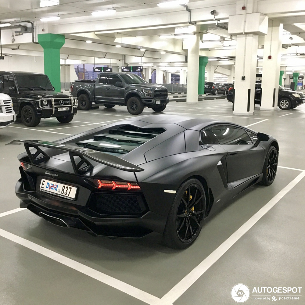 Lamborghini Aventador in matzwart blijft imponeren