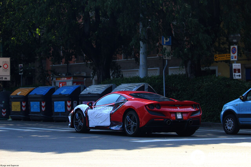 Ferrari F8 Tributo strekt de benen in Modena