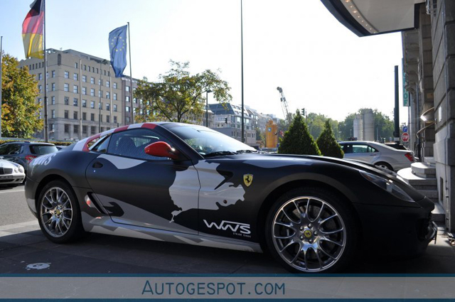 Gespot in Düsseldorf: Ferrari 599 GTB Fiorano met fraaie wrap