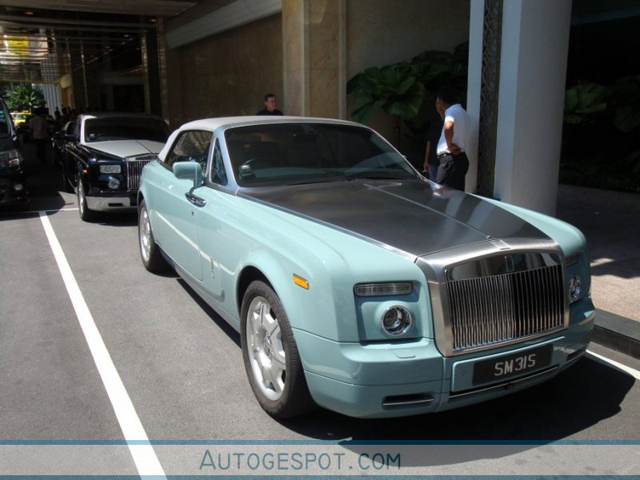 Wat schattig! Rolls-Royce Phantom Drophead Coupé in het babyblauw