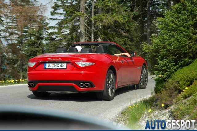 Spot van de dag: Maserati GranCabrio paradeert door bergen
