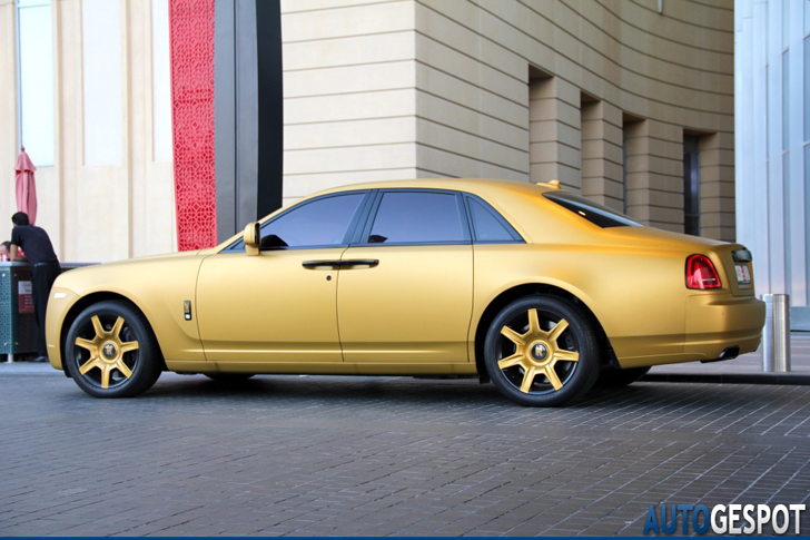 Spot van de dag: matgouden Rolls-Royce Ghost in Dubai 