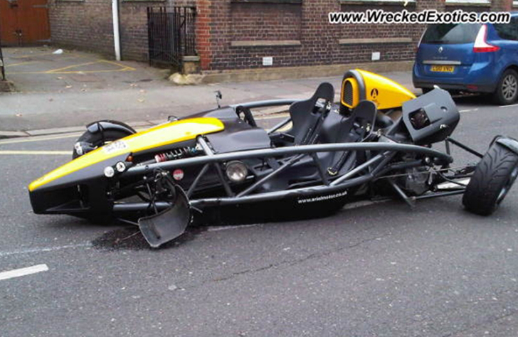Ariel Atom crasht vlak voor aflevering