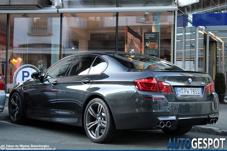 Gespot: nieuwe BMW M5 in Singapur Grau Metallic