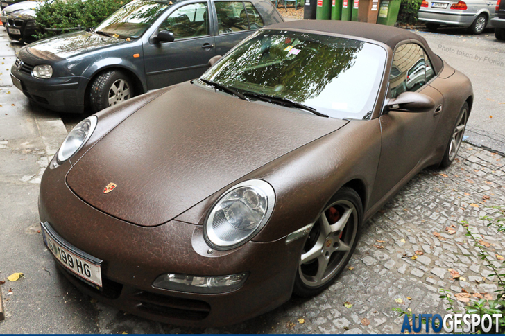 Strange sighting: Porsche 997 Carrera 4S Cabriolet MkI  met leren wrap