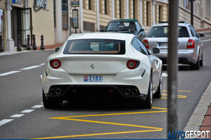 Gespot: parelmoerwitte Ferrari FF