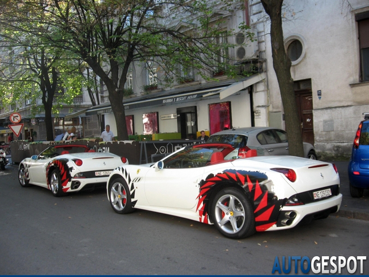 Strange sighting: tweemaal Ferrari California met opvallende stickers