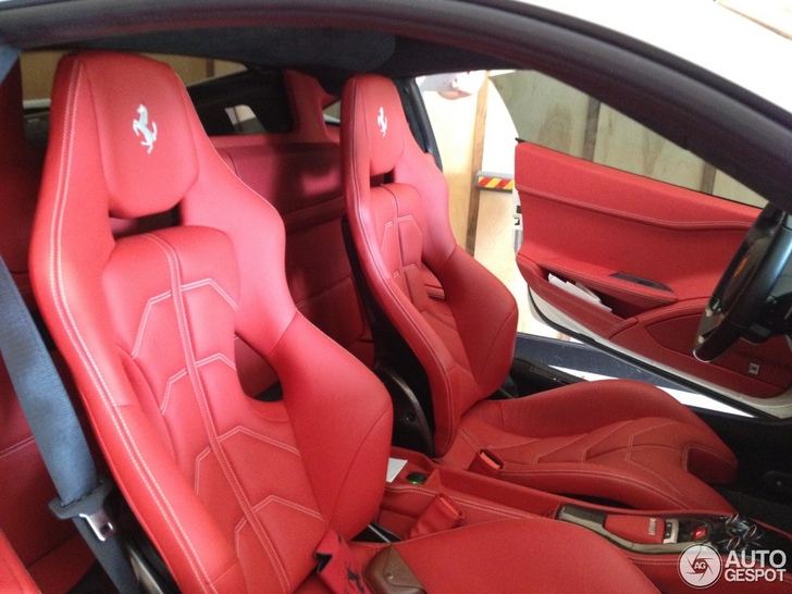 Prachtige Ferrari 458 Italia in prachtige garage gespot