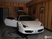 Un Ferrari precioso en un garaje impresionante