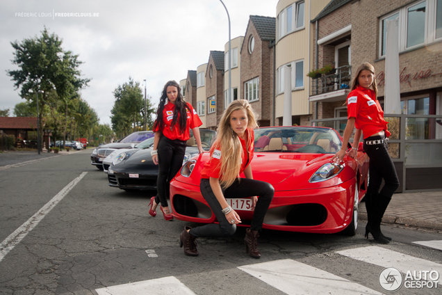 Spot van de dag: Ferrari F430 Spider inclusief vrouwelijk schoon!