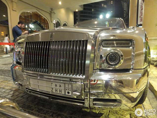 Spiegels zijn populair bij Rolls-Royce: Phantom Drophead Coupé blinkt in Dubai