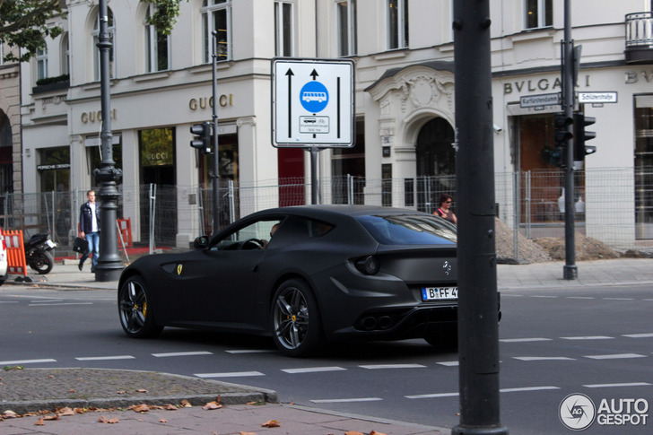 Une Ferrari FF à l’allure sinistre circule dans Berlin