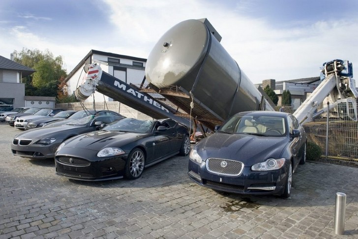 Hoeveel pech kun je hebben? Kraan valt op Jaguar XKR-S