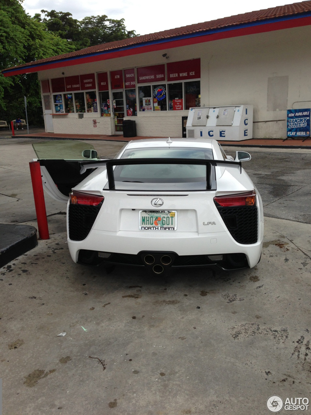 Autogespot bezoeker laat zijn Lexus LFA Nürburgring Edition zien