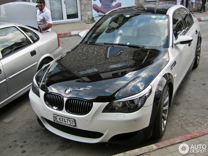 BMW M5 E60 wants to be a zebra