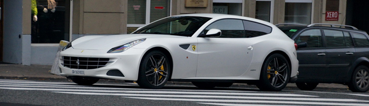 Le blanc mat convient très bien à la Ferrari FF !
