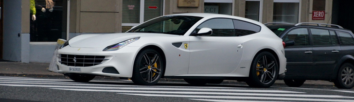 Il bianco opaco è una meraviglia sulla Ferrari FF!