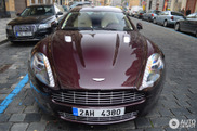L'Aston Martin Rapide est superbe en rouge bordeaux