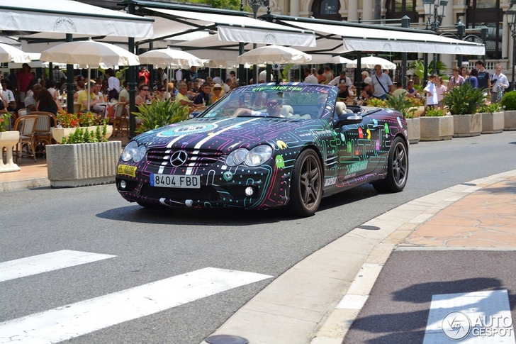 Eat, eat, eat! Mercedes-Benz SL 65 AMG with a Pacman wrap