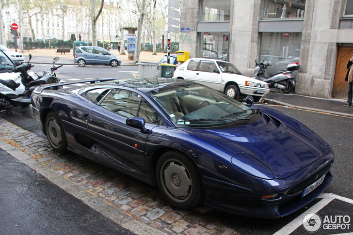 Une Jaguar XJ220 en pleine rue