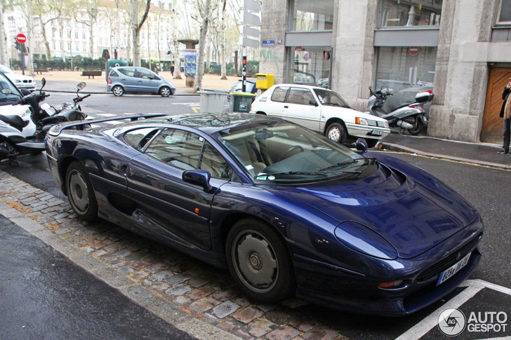 Jaguar XJ220 zomaar langs de kant van de weg gespot