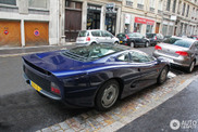 Une Jaguar XJ220 en pleine rue