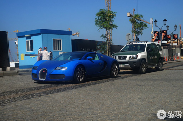 Bugatti-eigenaar wordt staande gehouden door politie in Dubai