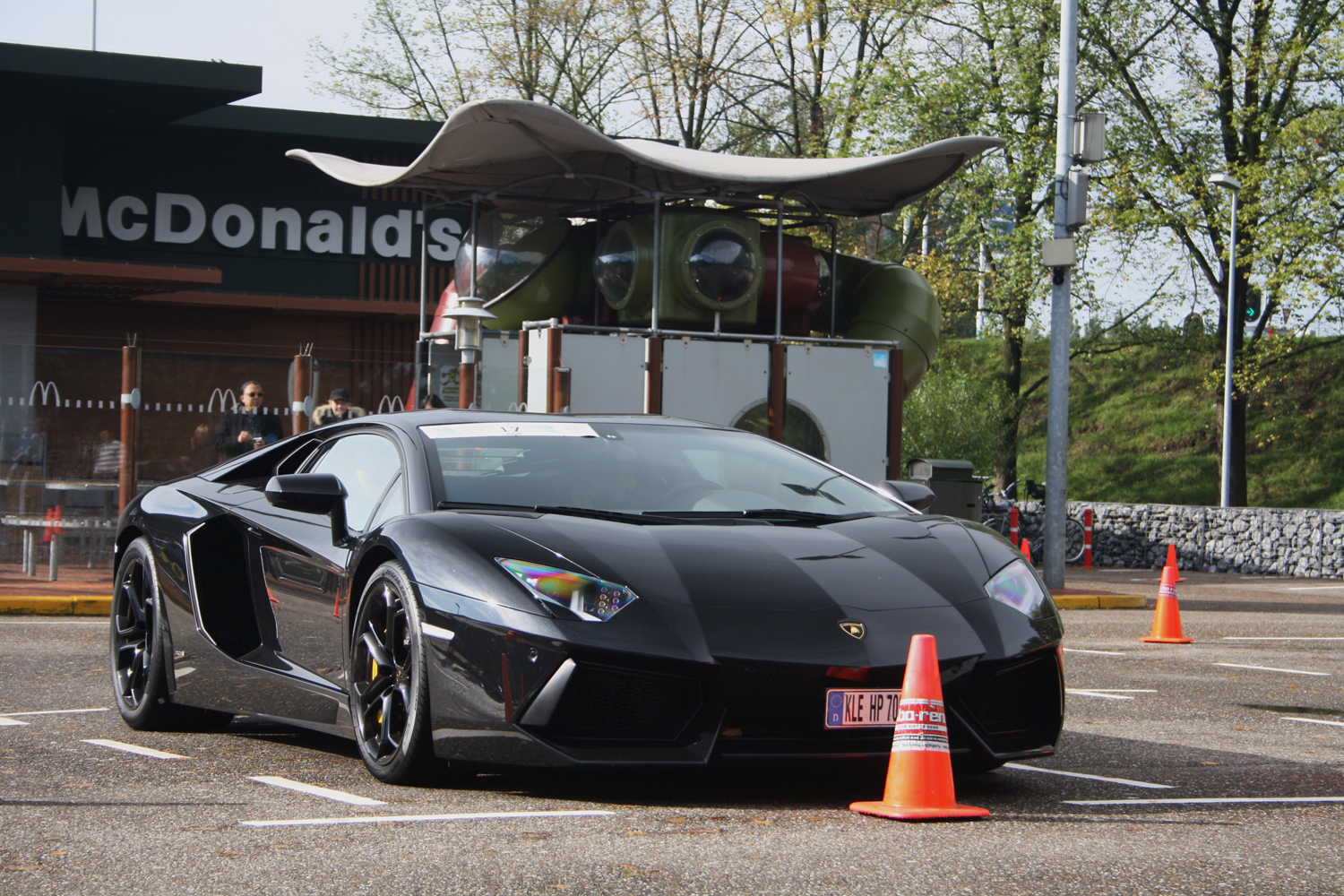 Luxe lunchen bij McDonalds Delft met supercars