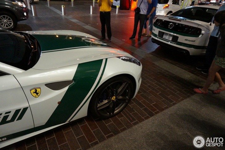 Ferrari FF in politie-outfit doet nachtelijk Dubai aan