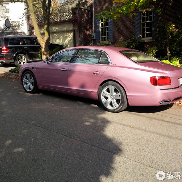 Bentley Flying Spur kleurt roze voor 'Judy F'