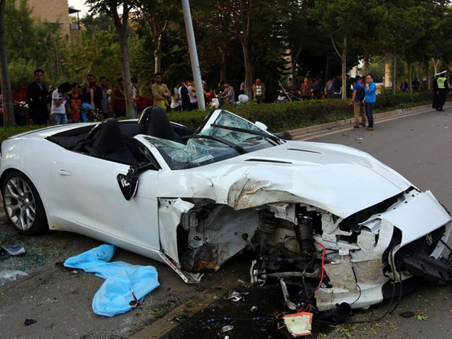 Jaguar F-TYPE crasht hard in China!