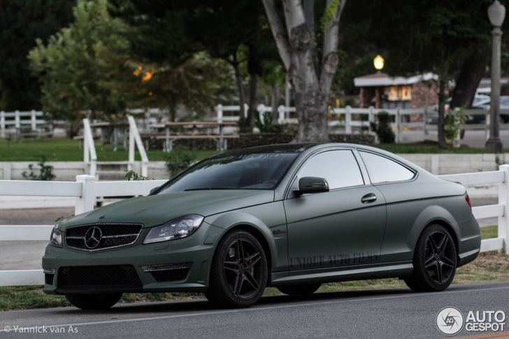 Mercedes-Benz C 63 AMG Coupé oogt en klinkt als een beest