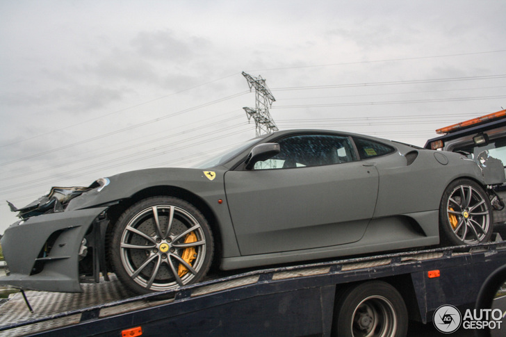 Matgrijze Ferrari 430 Scuderia in de kreukels