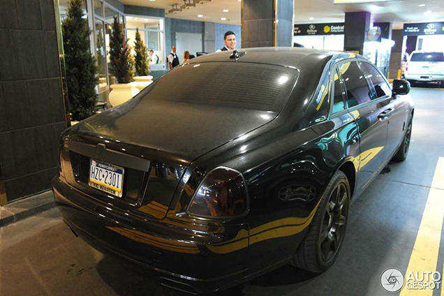 Hip-hop artiest Meek Mill rolt in een Rolls-Royce