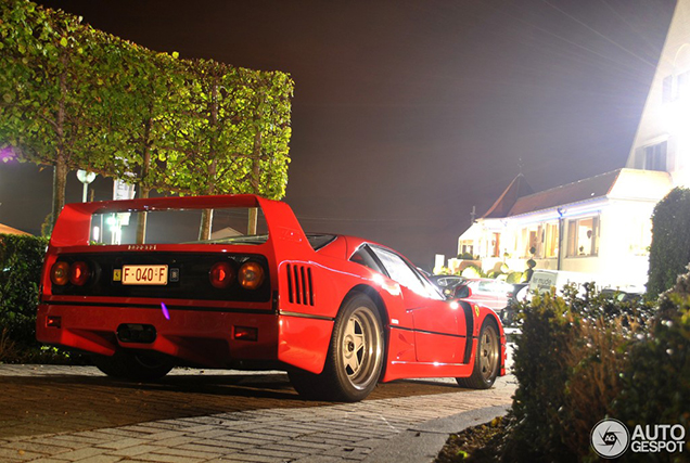 Spot van de dag: Ferrari F40 in nachtelijke setting
