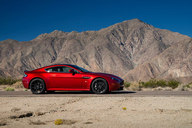 Aston Martin straalt in Palm Springs in de staat California 