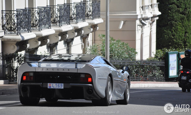 Zelfs voor Monaco een unieke spot, een Jaguar XJ220!