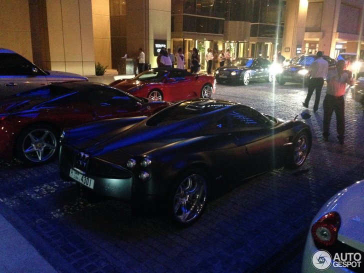 Matzwarte Huayra met glimmers staat in Dubai