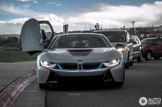 Superhip: mama haalt je op van school in haar BMW i8