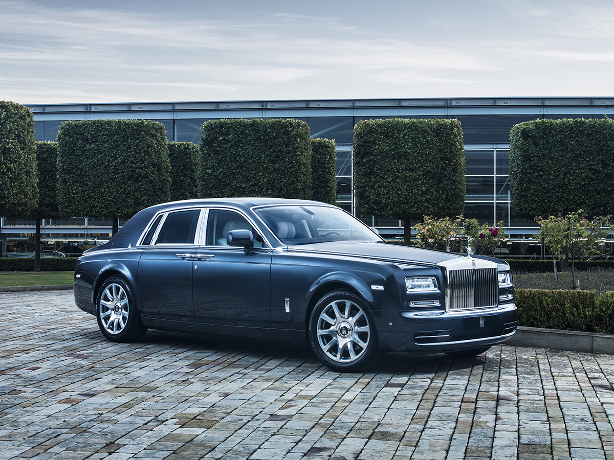 Rolls-Royce Phantom Metropolitan Collection staat in Parijs