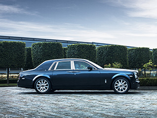 Rolls-Royce Phantom Metropolitan Collection staat in Parijs