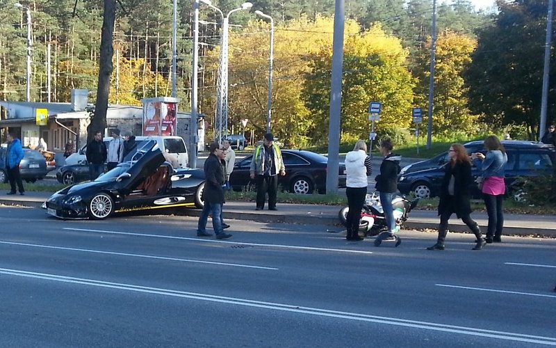 Spyker C8 Spyder rijdt politiemotor aan 