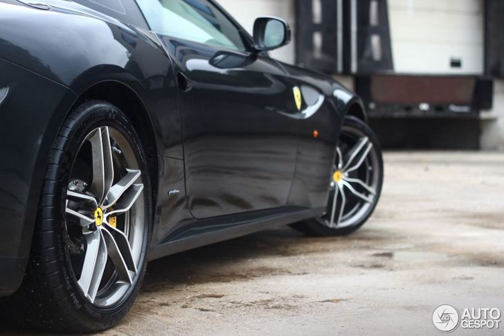 Spot van de dag: sinister zwarte Ferrari FF
