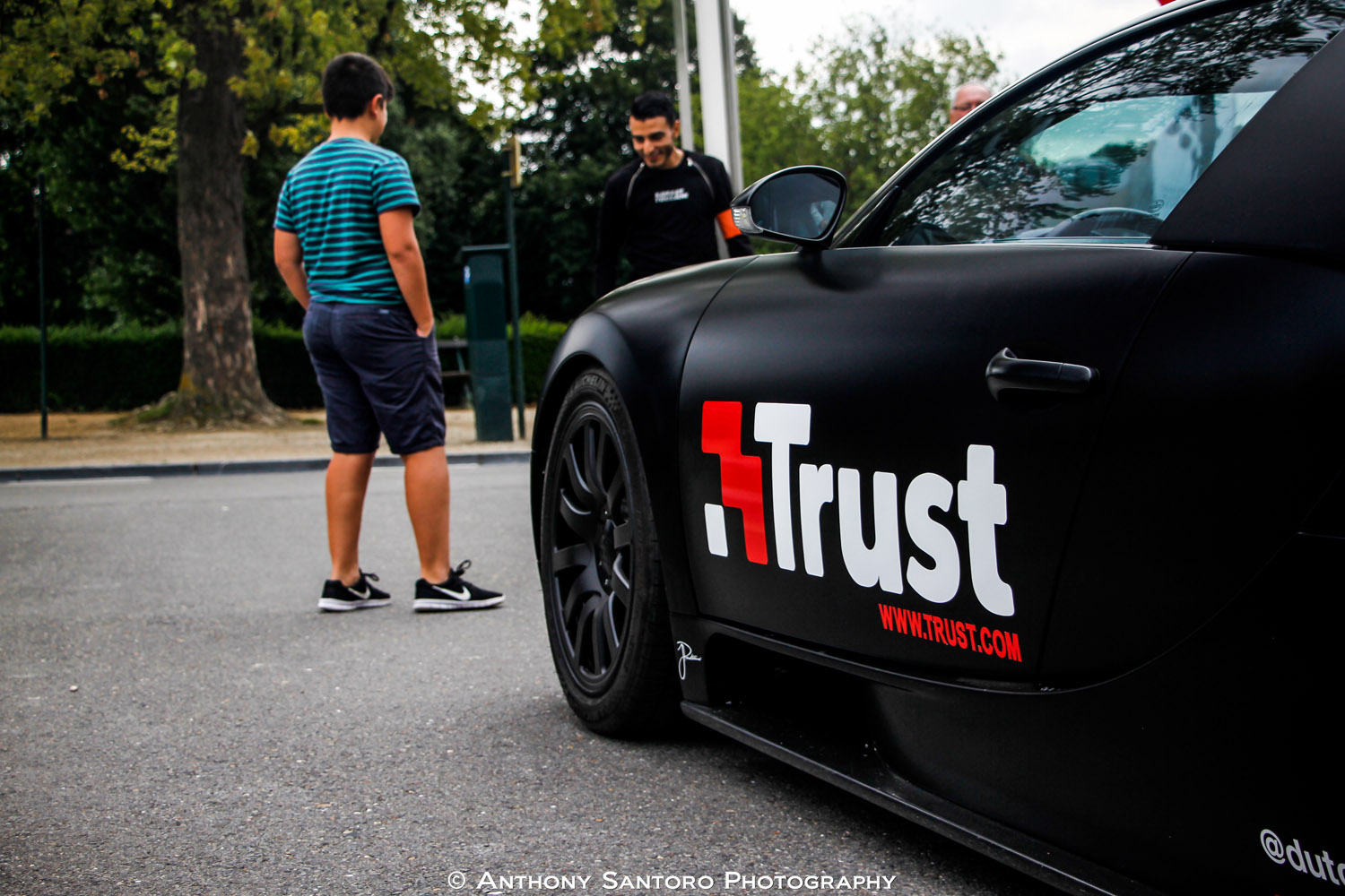 Morgen twee Bugatti Veyron's bij Mediamarkt Amsterdam