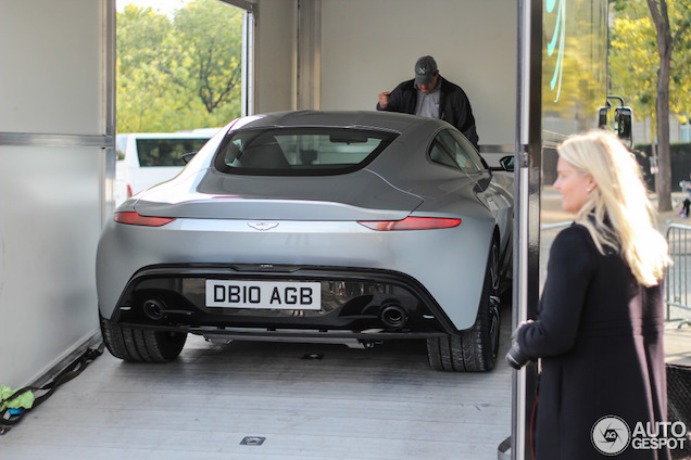 Aston Martin DB10 is geen spookverschijning op de Champs-Élysées
