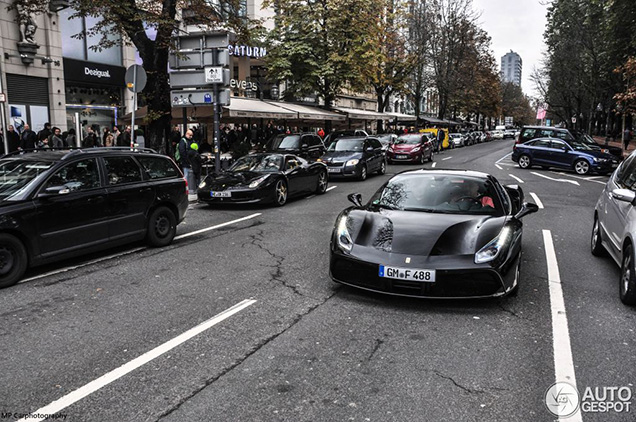 Ferrari 458 Italia en 488 GTB gespot op de Königsallee 