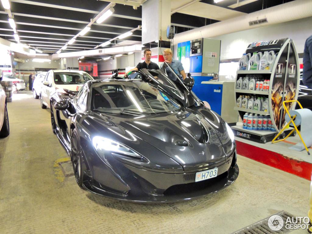 Mika Häkkinen geniet van het leven in een McLaren P1