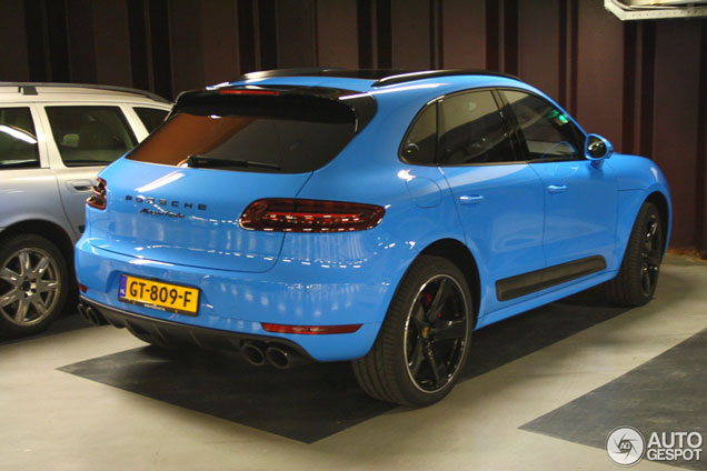 Gespot: Porsche Macan Turbo in de kleur Mexico Blue 