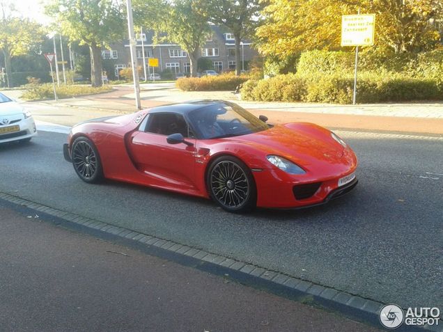 Spot van de dag: rode Porsche 918 Spyder