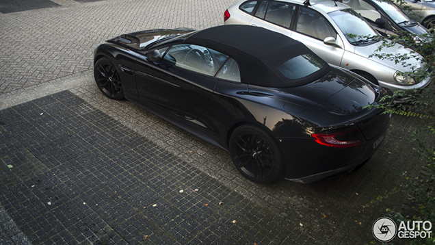 Spot van de dag: Aston Martin Vanquish Volante Carbon Black Edition 